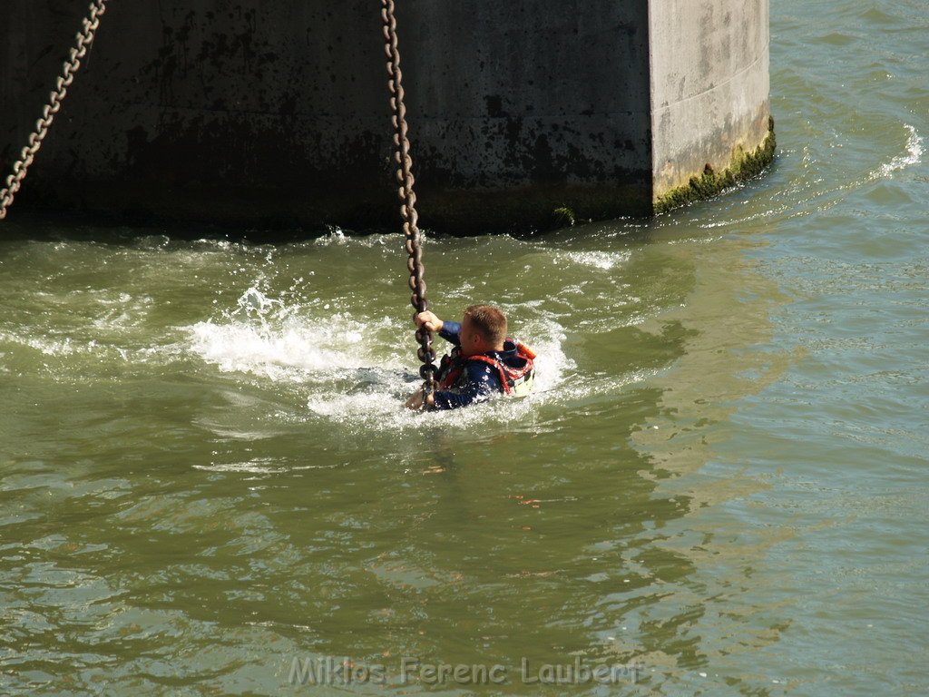 Uebung BF Koeln Person im Rhein Koelner Altstadt    P029.JPG